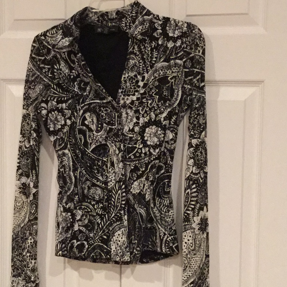 INC black & white V-neck button down blouse.🌺
